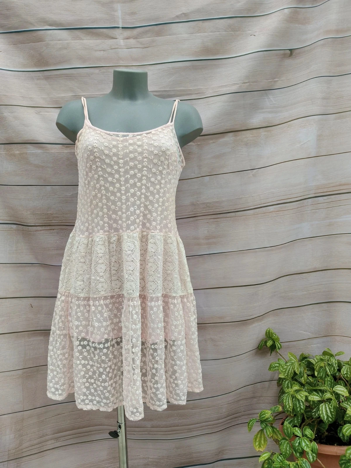 Vestido rosa empolvado de encaje y tul con flores bordadas – Talla S/M